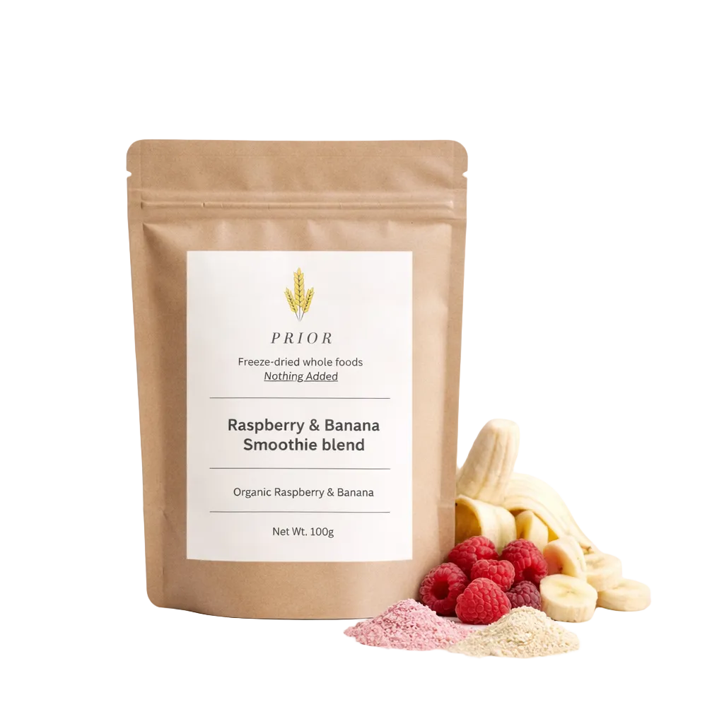 English: PRIOR Raspberry & Banana Smoothie Blend with fresh raspberries and a half-peeled, sliced banana.
Svenska: PRIOR Raspberry & Banana Smoothie Blend med färska hallon och en halvskalad, skivad banan. hallonsmoothie, hallon & banan smoothie