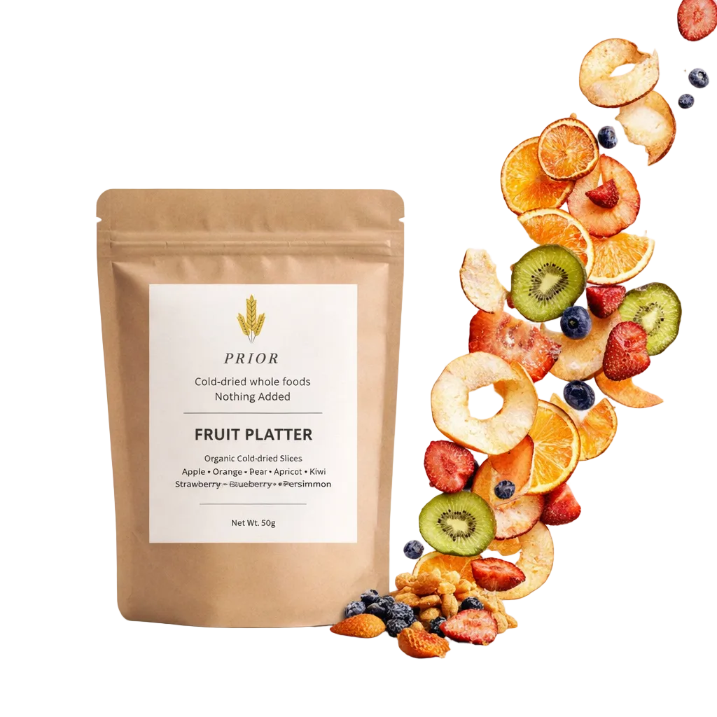 English: PRIOR Fruit Platter pouch with fresh slices of apple, orange, strawberry, blueberries, and persimmon.
Svenska: PRIOR Fruit Platter med färska skivor av äpple, apelsin, jordgubbe, blåbär och persimon. kaki, torkadfrukt frystorkad, kalltorkad