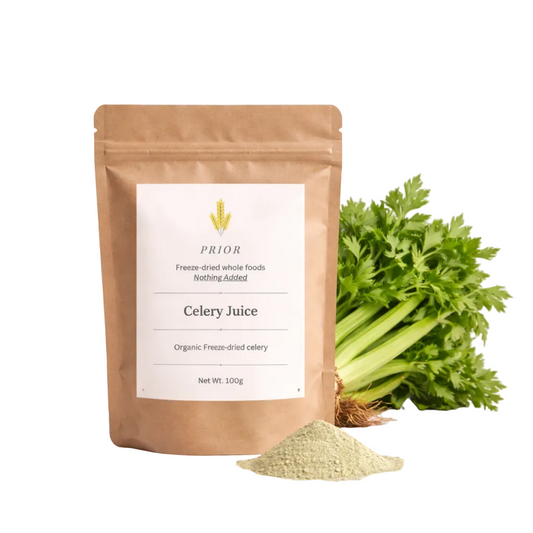 English: PRIOR Pure Celery Juice pouch featuring a large bunch of fresh celery with leaves and roots. Clean and simple design.

Svenska: PRIOR Pure sellerijuice Juice med en stor bukett färsk selleri (med blad och rot). Ren och enkel design.