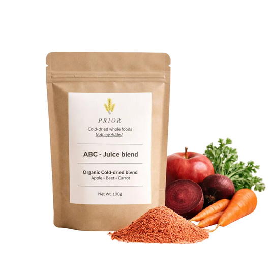 English: PRIOR ABC Juice Blend with a fresh Gala apple, whole and sliced beetroot, and a carrot with green tops.

Svenska: PRIOR ABC Juice Blend med färskt Gala-äpple, hel och skivad rödbeta samt morot med blast. rödbetsjuice